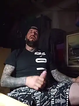Beardedtattood: διαδικτυακό σόου στην κάμερα