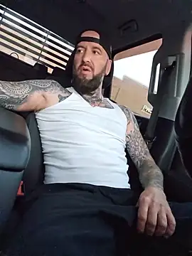Beardedtattood: διαδικτυακό σόου στην κάμερα