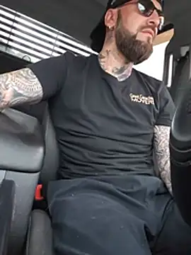 Beardedtattood: διαδικτυακό σόου στην κάμερα