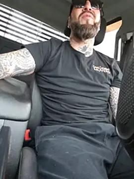 Beardedtattood 网络视讯表演