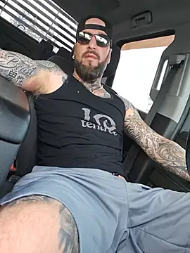 Beardedtattood: διαδικτυακό σόου στην κάμερα