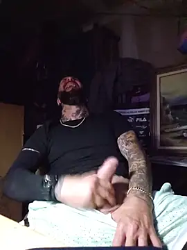 Beardedtattood: διαδικτυακό σόου στην κάμερα