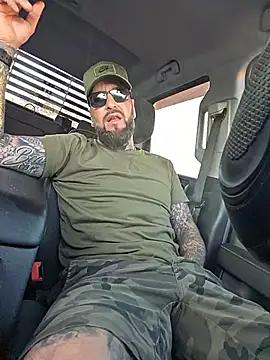 Beardedtattood: διαδικτυακό σόου στην κάμερα