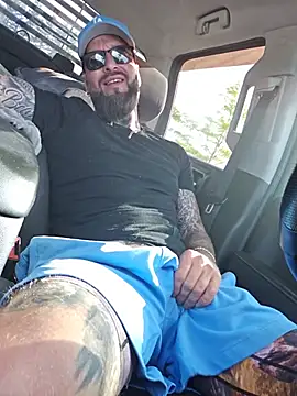 Beardedtattood: διαδικτυακό σόου στην κάμερα