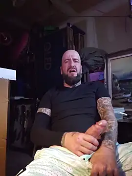 Beardedtattood: διαδικτυακό σόου στην κάμερα