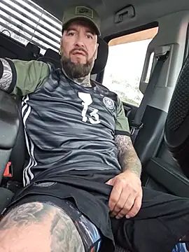 Beardedtattood: διαδικτυακό σόου στην κάμερα