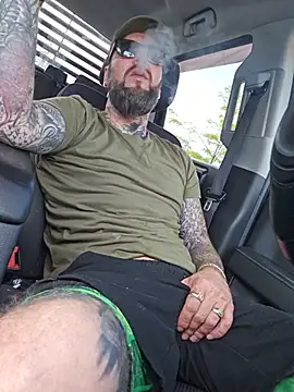 Beardedtattood: διαδικτυακό σόου στην κάμερα