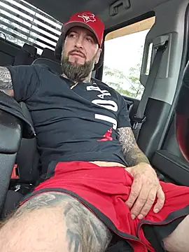 Beardedtattood: διαδικτυακό σόου στην κάμερα