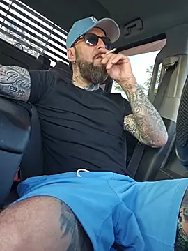 Beardedtattood: διαδικτυακό σόου στην κάμερα