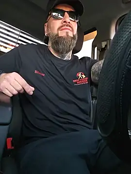 Beardedtattood: διαδικτυακό σόου στην κάμερα