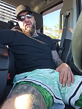 Pokazy przed kamerką – Beardedtattood