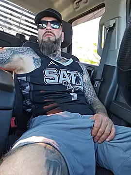 Beardedtattood: διαδικτυακό σόου στην κάμερα