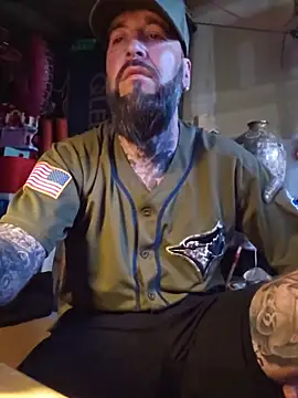 Beardedtattood: διαδικτυακό σόου στην κάμερα