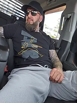 הופעת וובקאם של Beardedtattood