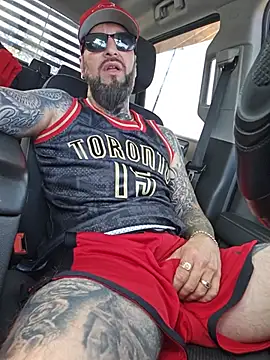 Beardedtattood: διαδικτυακό σόου στην κάμερα