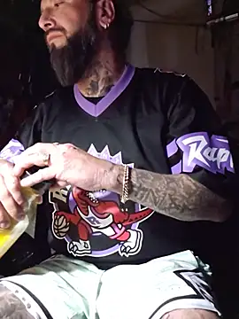 הופעת וובקאם של Beardedtattood