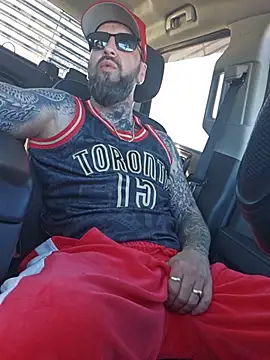 Beardedtattood: διαδικτυακό σόου στην κάμερα