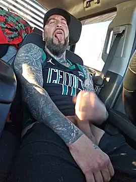 Beardedtattood: διαδικτυακό σόου στην κάμερα