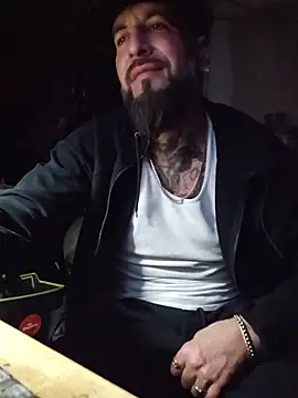 Beardedtattood: διαδικτυακό σόου στην κάμερα