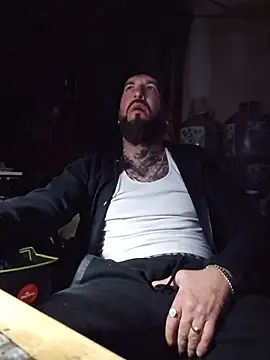 Beardedtattood: διαδικτυακό σόου στην κάμερα