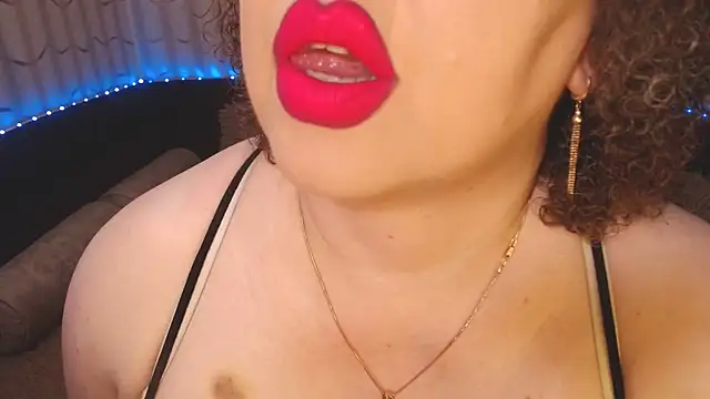 BustyKatty élő XXX-chatje