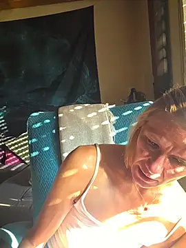 yola181: διαδικτυακό σόου στην κάμερα