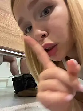 Liza_risky: διαδικτυακό σόου στην κάμερα