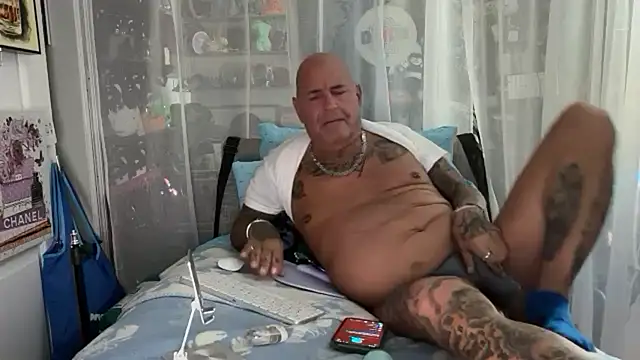 Pokazy przed kamerką – Italianguy56