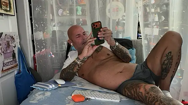Italianguy56 Show in webcam