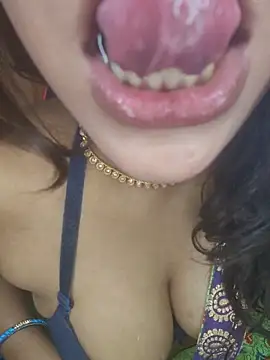 callmeshreya's Live XXX Chat