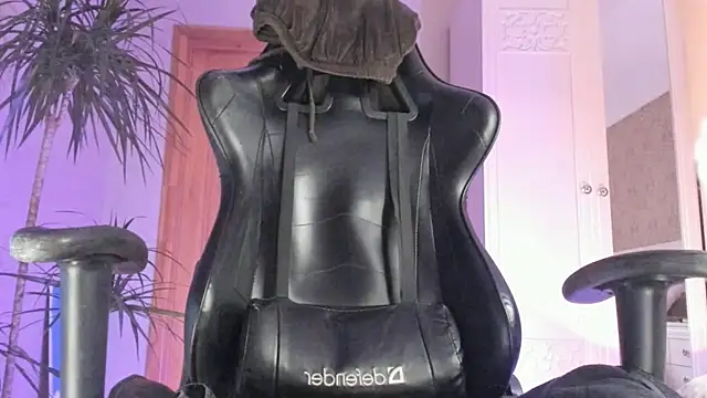 nicky_one_love Show in webcam