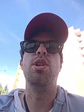 Pokazy przed kamerką – RikCum4u