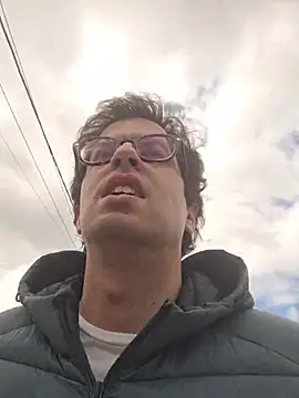 Pokazy przed kamerką – RikCum4u