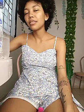 MILKYTITS_LATINA Show Webcam