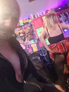 DaddyAndSplashQueen Chat XXX in diretta