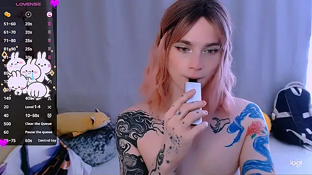 Alice_Hells: διαδικτυακό σόου στην κάμερα