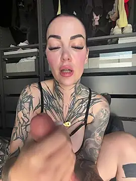 PralinaLive's Webcam Show