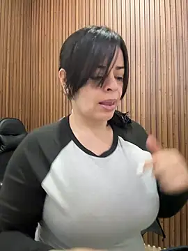 Dr_Nathalia_28: διαδικτυακό σόου στην κάμερα