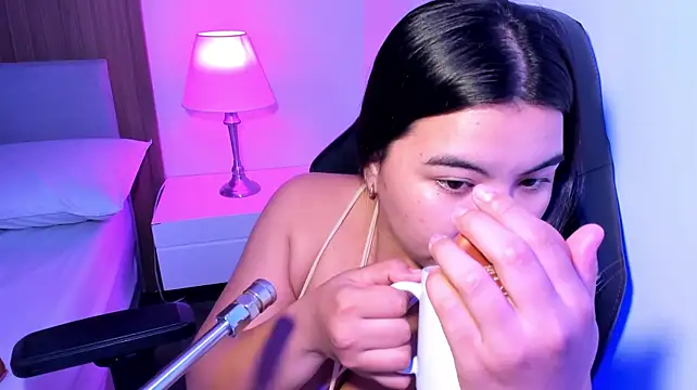 klhoe_boobs Adlı Modelin Canlı XXX Sohbeti