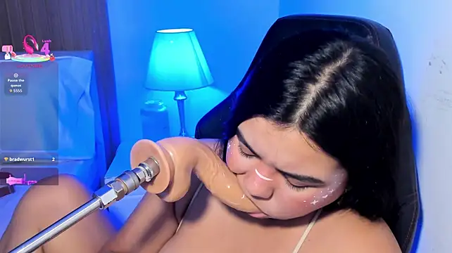 klhoe_boobs Show in webcam