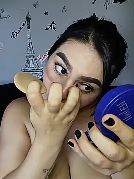 Pokazy przed kamerką – BigTits_Kitty