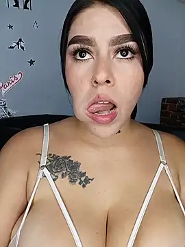 BigTits_Kitty: διαδικτυακό σόου στην κάμερα