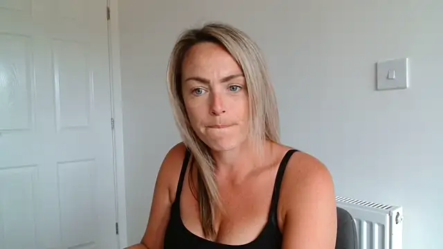 LouiseLovesFun's Webcam Show