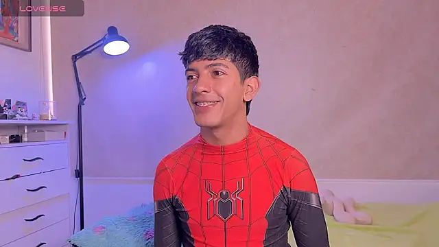 teobrowny: διαδικτυακό σόου στην κάμερα