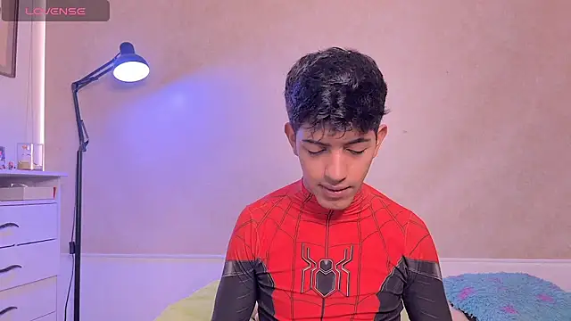 teobrowny: διαδικτυακό σόου στην κάμερα