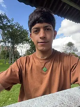 teobrowny: διαδικτυακό σόου στην κάμερα