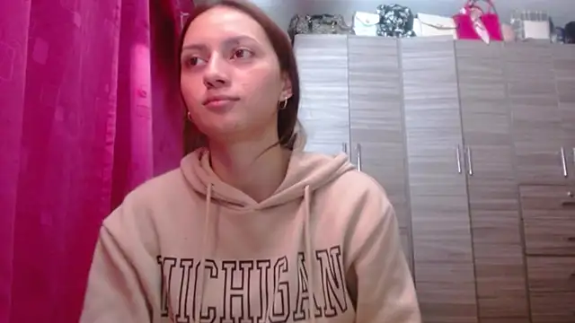 holy_juli élő chatszobája