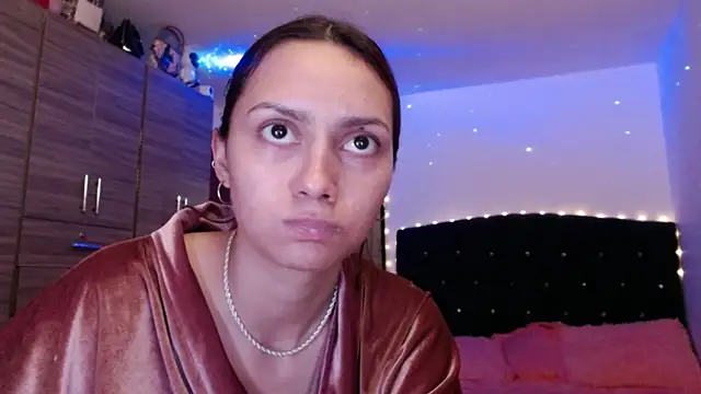 holy_juli's Live Chat Room