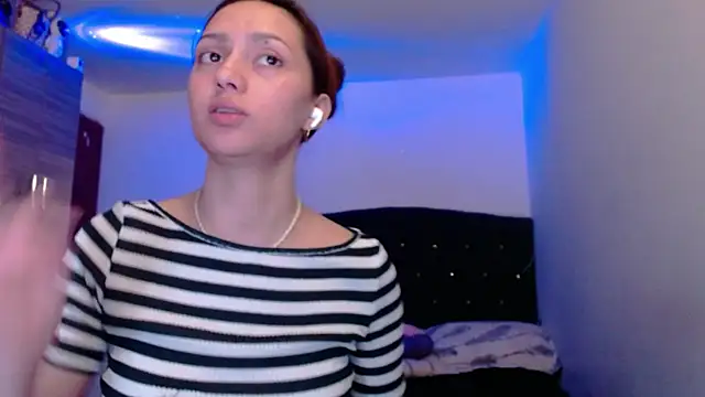 holy_juli élő XXX-chatje