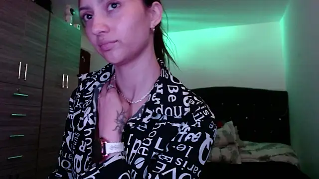 holy_juli Live XXX Chat